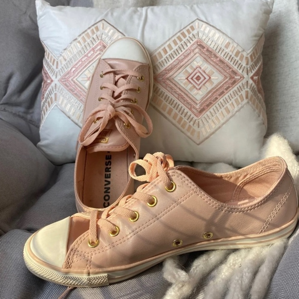 Pink Converse size 7 low rise. Perfect condition